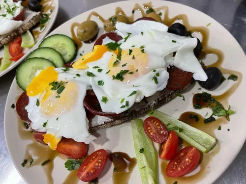 Ein Foto von einem unseres Fruhstücksglücks in Seelze, ein Bauernbrot mit Sucuk und Spiegelei