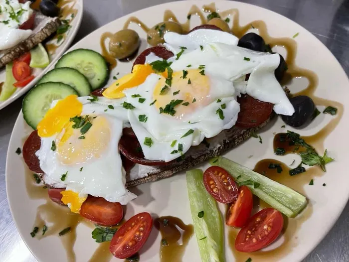 Ein Foto von einem unseres Fruhstücksglücks in Seelze, ein Bauernbrot mit Sucuk und Spiegelei