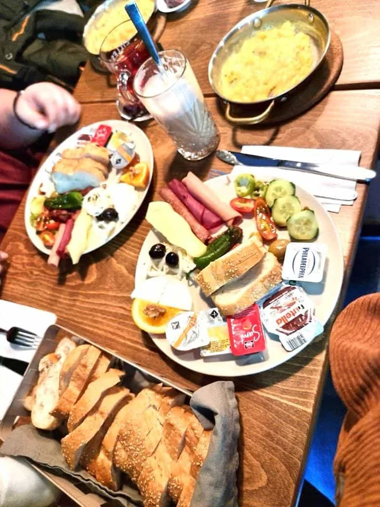 Ein Foto von unserem Fruhstuck in unserem Cafe