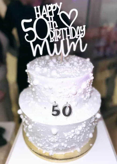 Eine Hausgemacht weisse Torte fur einen 50. Geburtstag