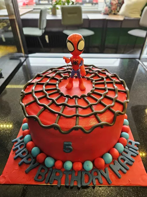 Ein selbstgemachter Spiderman Kuchen fur einen Kindergeburstag