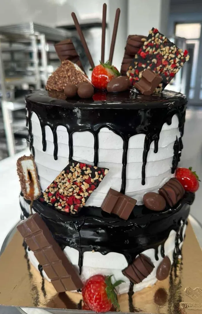 Ein von Cafe Loqma zu bestellen hasugemachter Kuchen mit süßen Früchten, Schokoladen Topping und mehreren Stockwerken