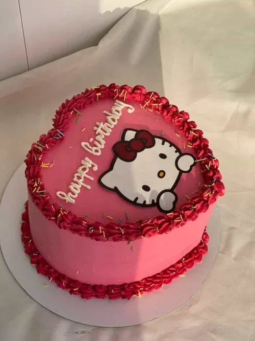Ein selbstgemachter Hello Kitty Kuchen fur einen Kindergeburstag