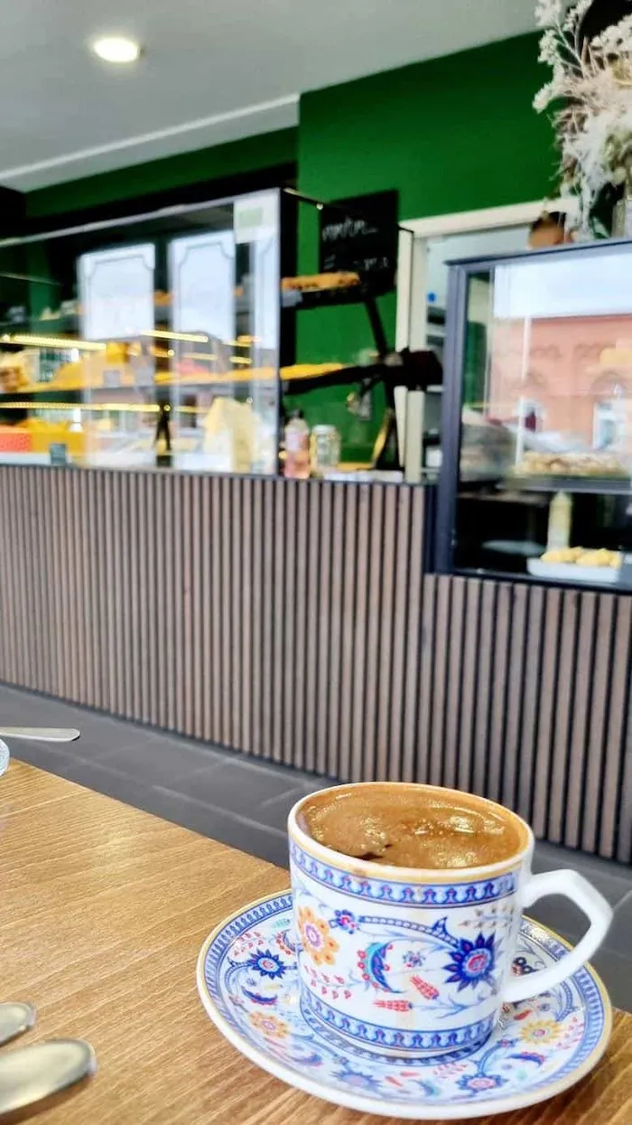 Ein Foto von einem Tisch mit einem Cafe in unserem Cafe in Seelze